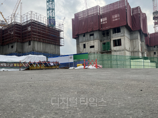 멈춰선 대조1구역 건설현장 모습. 사진 박순원 기자
